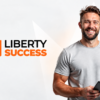 Logo Liberty Success et coach tenant une tablette.