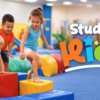 Enfants dans une salle de motricité avec le logo Studio Kids.