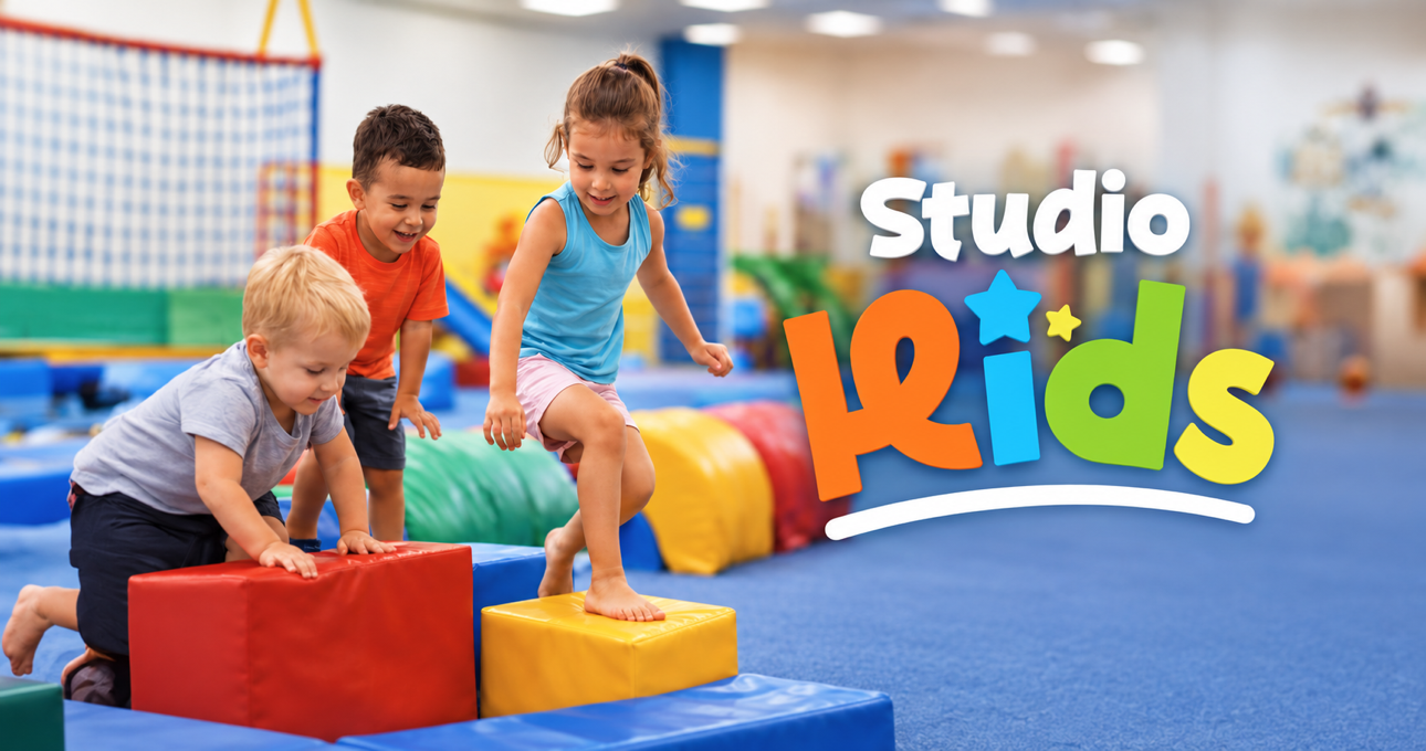 Enfants dans une salle de motricité avec le logo Studio Kids.