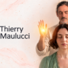 Thierry Maulucci pratiquant un soin Reiki.
